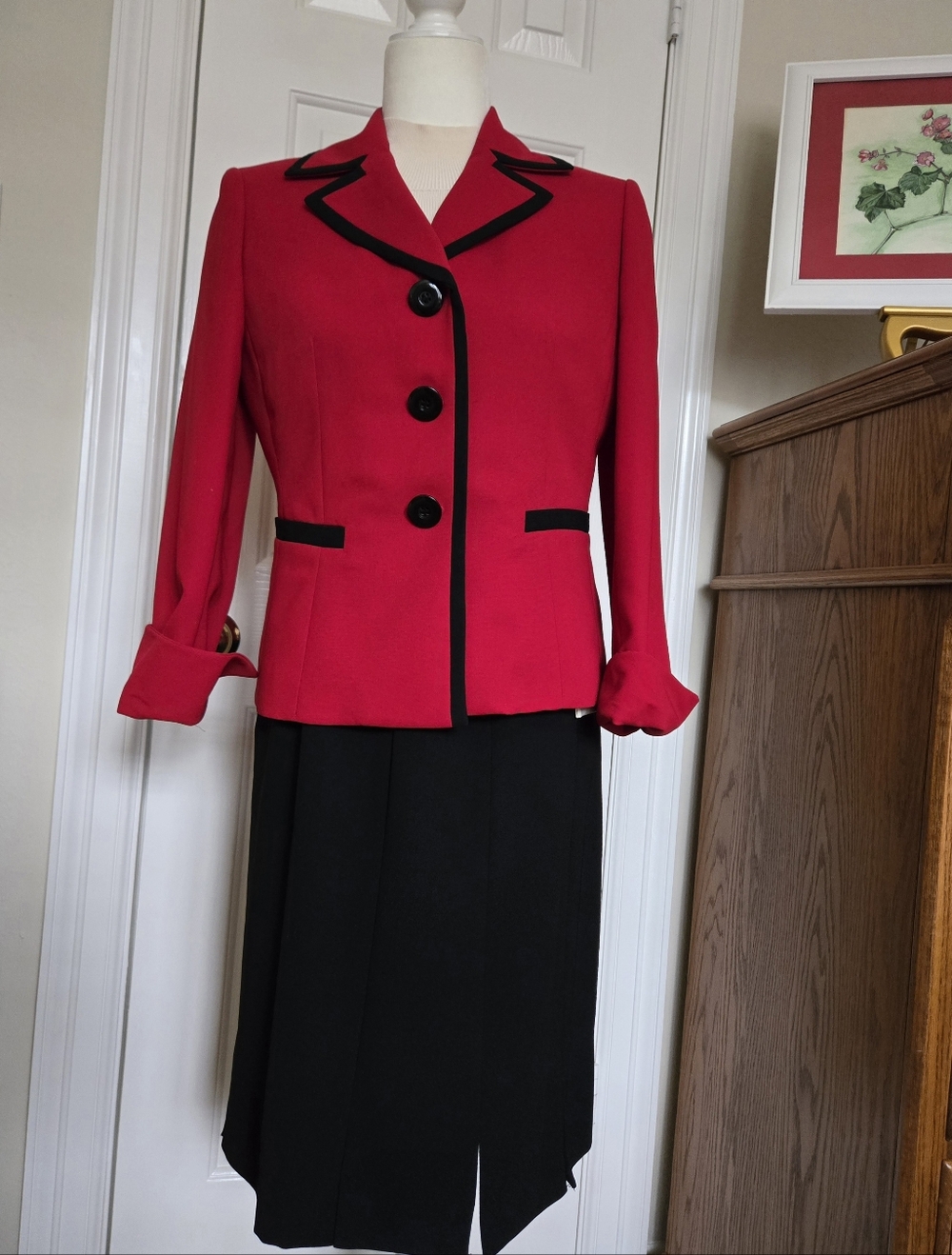 Le Suit 2 Piece Crepe Suit Unique Skirt -